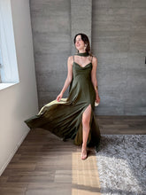 Cargar imagen en el visor de la galería, Gabrielle - Vestido largo olivo