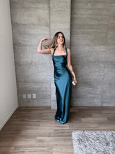 Cargar imagen en el visor de la galería, Masha - Vestido largo satinado verde azulado