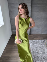 Cargar imagen en el visor de la galería, Marie - Vestido largo satinado verde cartujo