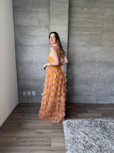 Cargar imagen en el visor de la galería, Coraline - Vestido largo de tul color mostaza