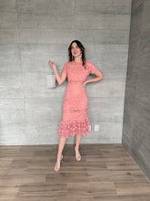 Cargar imagen en el visor de la galería, Cassia - Vestido midi crochet rosa