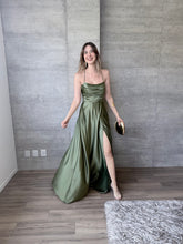 Cargar imagen en el visor de la galería, Mencía - Vestido largo de satín olivo