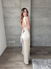 Cargar imagen en el visor de la galería, Lume - Jumpsuir de satin color champagne