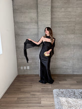 Cargar imagen en el visor de la galería, Sodi - Vestido largo strapless satinado negro
