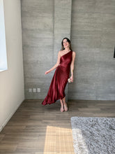 Cargar imagen en el visor de la galería, Nicola - Vestido midi plisado vino