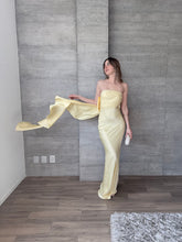 Cargar imagen en el visor de la galería, Caliz - Vestido largo satinado amarillo mantequilla