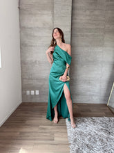 Cargar imagen en el visor de la galería, Renata- Vestido largo satinado asimétrico verde azulado