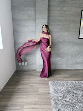 Cargar imagen en el visor de la galería, Sodi - Vestido largo de satín con capa color ciruela