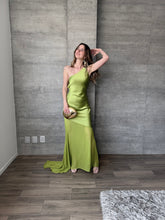 Cargar imagen en el visor de la galería, Pistacchio - Vestido largo satín verde