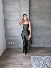 Cargar imagen en el visor de la galería, Masha - Vestido largo satinado olivo