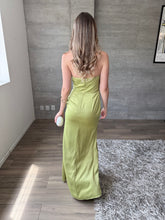 Cargar imagen en el visor de la galería, Clementine - Vestido largo strapless verde