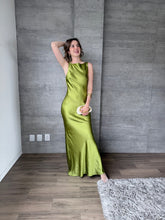 Cargar imagen en el visor de la galería, Marie - Vestido largo satinado verde cartujo