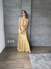 Cargar imagen en el visor de la galería, Piera - Vestido largo satinado color oro