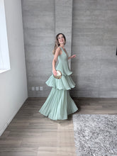 Cargar imagen en el visor de la galería, Juliette - Vestido largo plisado con olanes verde sage