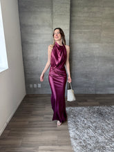 Cargar imagen en el visor de la galería, Vittoria - Vestido halter color berenjena