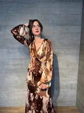 Cargar imagen en el visor de la galería, Saturno -Vestido largo con manga estampado café