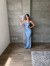 Cargar imagen en el visor de la galería, Bleu - Vestido largo satinado con capa azul