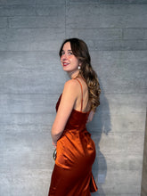Cargar imagen en el visor de la galería, Duna - Vestido largo satinado con olanes naranja óxido