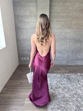 Cargar imagen en el visor de la galería, Vittoria - Vestido halter color berenjena