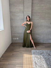 Cargar imagen en el visor de la galería, Gabrielle - Vestido largo olivo