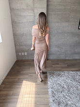 Cargar imagen en el visor de la galería, Kaela - Vestido midi color mocha