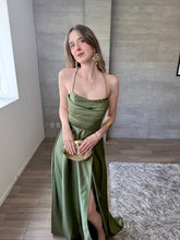 Cargar imagen en el visor de la galería, Mencía - Vestido largo de satín olivo