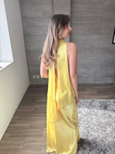 Cargar imagen en el visor de la galería, Milah - Vestido largo halter de satin amarillo