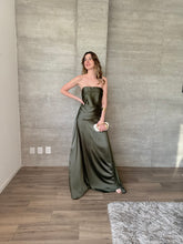 Cargar imagen en el visor de la galería, Nerissa - Vestido largo strapless olivo