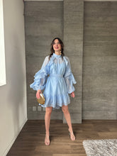 Cargar imagen en el visor de la galería, Caliope - Vestido corto azul con olanes