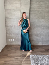 Cargar imagen en el visor de la galería, Vittoria - Vestido largio de satín verde