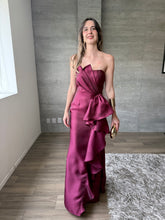 Cargar imagen en el visor de la galería, Odetta - Vestido largo strapless con olanes vino