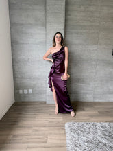Cargar imagen en el visor de la galería, Duna - Vestido largo satinado morado