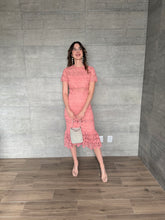 Cargar imagen en el visor de la galería, Cassia - Vestido midi crochet rosa