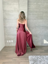 Cargar imagen en el visor de la galería, Nerissa - Vestido largo strapless vino