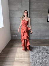 Cargar imagen en el visor de la galería, Odetta - Vestido strapless con olanes terracota