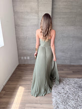 Cargar imagen en el visor de la galería, Loretta - Vestido largo plisado verde sage