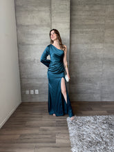 Cargar imagen en el visor de la galería, Polina - Vestido largo de satín con una manga verde azulado
