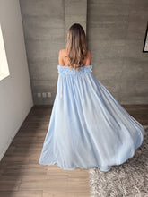 Cargar imagen en el visor de la galería, Arabelle - Vestido largo con capa azul