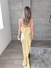 Cargar imagen en el visor de la galería, Caliz - Vestido largo satinado amarillo mantequilla