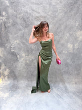 Cargar imagen en el visor de la galería, Brida - Vestido largo satinado olivo