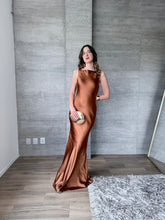 Cargar imagen en el visor de la galería, Marie - Vestido largo satinado terracota
