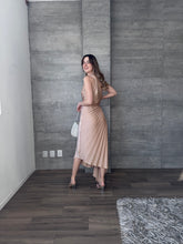 Cargar imagen en el visor de la galería, Nicola - Vestido midi plisado color taupe