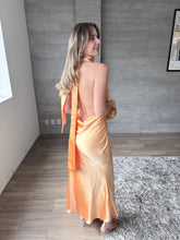 Cargar imagen en el visor de la galería, Soho - Vestido largo satinado naranja