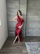 Cargar imagen en el visor de la galería, Renata - Vestido largo satinado vino