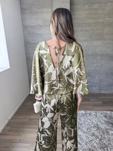 Cargar imagen en el visor de la galería, Arbolada - Jumpsuit estampado floral olivo