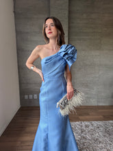 Cargar imagen en el visor de la galería, Cornelia - Vestido largo satinado azul