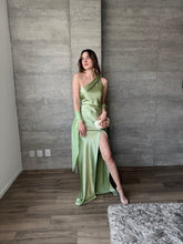 Cargar imagen en el visor de la galería, Perlaire - Vestido largo satinado verde salvia