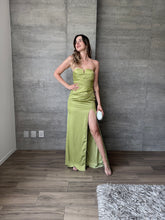 Cargar imagen en el visor de la galería, Clementine - Vestido largo strapless verde