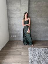 Cargar imagen en el visor de la galería, Masha - Vestido largo satinado olivo