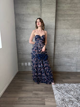 Cargar imagen en el visor de la galería, Coraline - Vestido strapless de tul con olanes azul marino